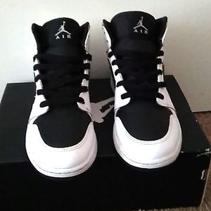 Jordan 1 Mid White, Gold and Black Size 6.5y Big Boy = Size 8 in Women